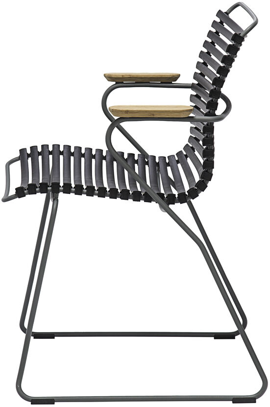 Seitliche Ansicht eines modernen Esszimmerstuhls mit Armlehne, bestehend aus einem schwarzen Metallrahmen und Holzkomponenten. Der Stuhl hat ein minimalistisches und elegantes Design, geeignet für Innen- und Außeneinrichtungen.