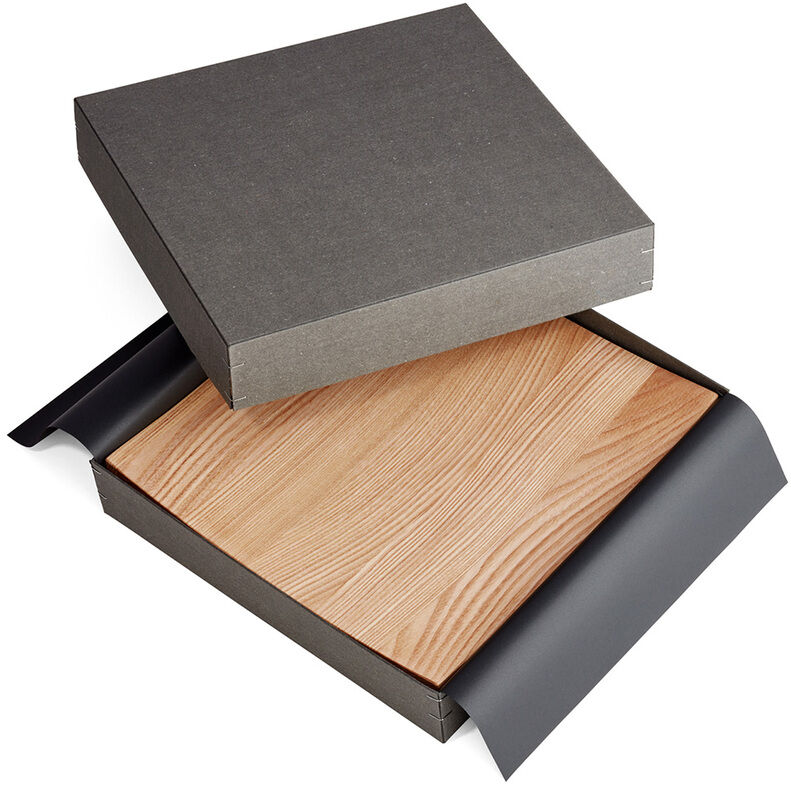 Wiegemesserbrett »Soul« in einer edlen dunkelgrauen Schachtel, teilweise ausgepackt und aus Eichenholz gefertigt