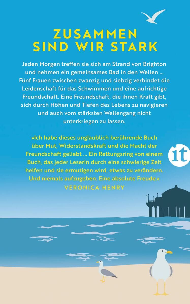 Buchcover des Titels "Lloyd, J: Brighton-Schwimmclub" mit dem Zitat "Zusammen sind wir stark" in gelber Schrift auf blauem Hintergrund. Eine Seemöwe sitzt im Vordergrund, eine andere fliegt oben. Ein Steg führt ins Meer, und der Himmel ist hellblau.