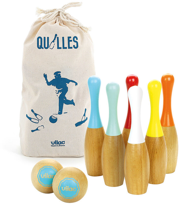 Ein Kegel-Set bestehend aus sechs Holz-Kegeln in verschiedenen Farben und zwei Holz-Kugeln. Das Set wird in einem beigefarbenen Beutel mit blauen Illustrationen und der Aufschrift 'Quilles' angeboten.