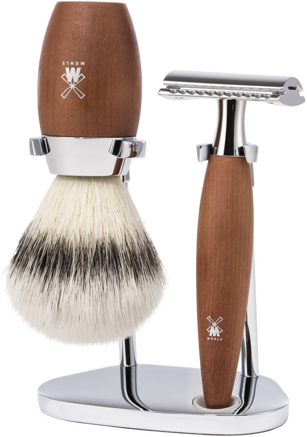 Ein hochwertiges Rasierset mit einem Rasierpinsel aus Silvertip Fibre und einem Rasierhobel mit Holzgriff, präsentiert in einem eleganten Ständer.