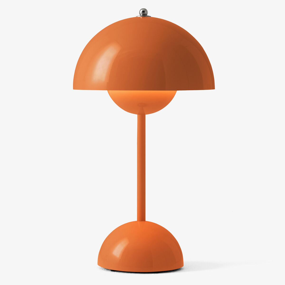 Die Flowerpot VP9 Tischleuchte Akku von &Tradition ist auf einem hellen Hintergrund abgebildet. Die Lampe im Retro-Design ist leuchtend orange, besteht aus zwei halbkugelförmigen Schirmen aus lackiertem Metall und ABS und hat eine schlichte, elegante Silhouette.