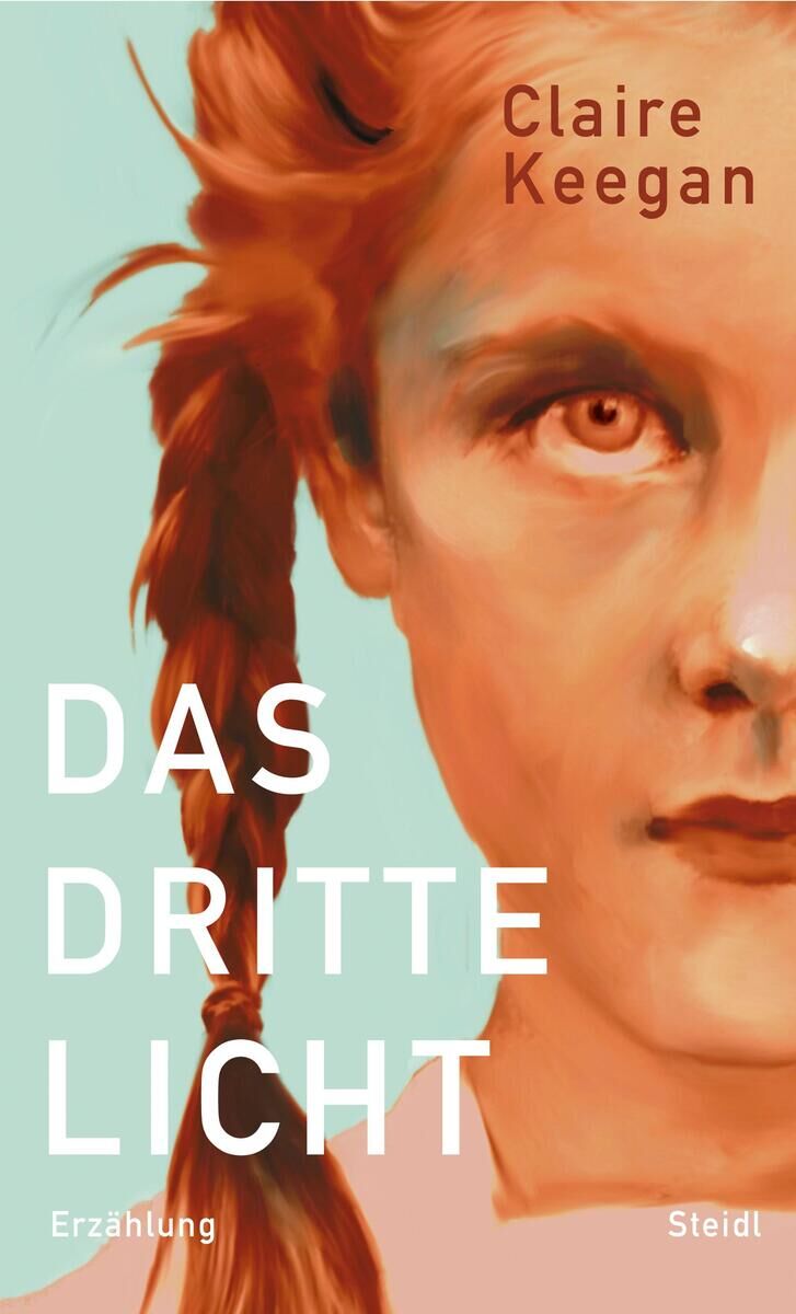 Das Bild zeigt das Cover des Buches 'Das dritte Licht' von Claire Keegan, das eine Nahaufnahme eines Kindes mit rotem Haar und einem melancholischen Ausdruck im Gesicht zeigt. Die Hintergrundfarbe ist hellblau, und der Titel ist in weißen Großbuchstaben geschrieben. Der Name der Autorin Claire Keegan erscheint ebenfalls in weißen Buchstaben oben rechts.