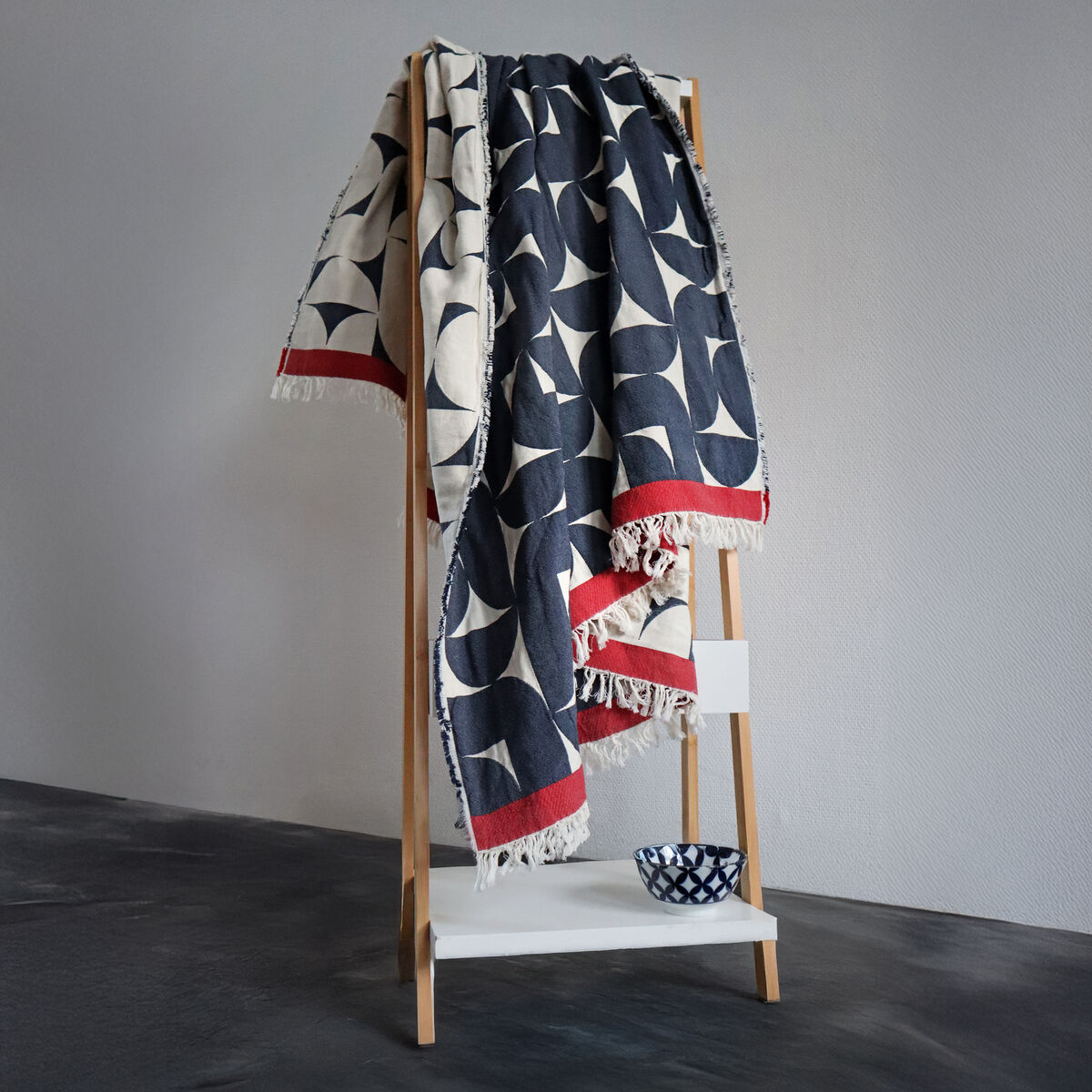 Eine hochwertige Baumwolldecke »Stockholm« von Eagle Products ist dekorativ auf einem modernen Sofa arrangiert. Das Material wirkt weich, die Farbflächen sind in warmen Grau- und Beigetönen gehalten. Das Ambiente ist hell und stylish mit dezenten Wohnaccessoires.