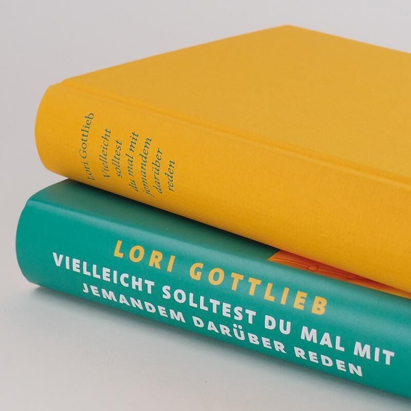 Zwei Bücher von Lori Gottlieb mit dem Titel 'Vielleicht solltest du mal mit jemandem darüber reden'. Die Bücher haben bunte Einbände in Gelb und Blau-Grün.