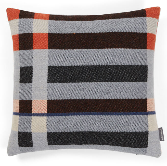 Quadratisches Kissen mit einem geometrischen Webmuster in den Farben Grau, Orange, Schwarz, Beige und Blau. Perfekt für eine moderne und stilvolle Wohnzimmereinrichtung.