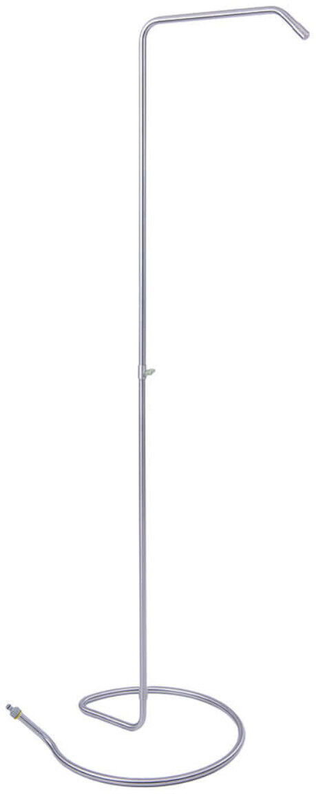 Ein silberne Gartendusche mit einem schlangenförmigen Design. Sie besteht aus einem einfachen Rohrgestell mit einem Wasseranschluss am Fuß und einem Duschkopf am oberen Ende.