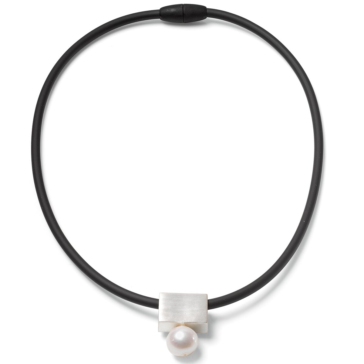 Das Bild zeigt ein rundes Collier der Marke Ars mundi mit einem schwarzen Kautschukband. In der Mitte befindet sich ein rechteckiges, matt silbernes Element, an dem eine große, glänzende weiße Perle befestigt ist. Das Design wirkt modern und elegant.
