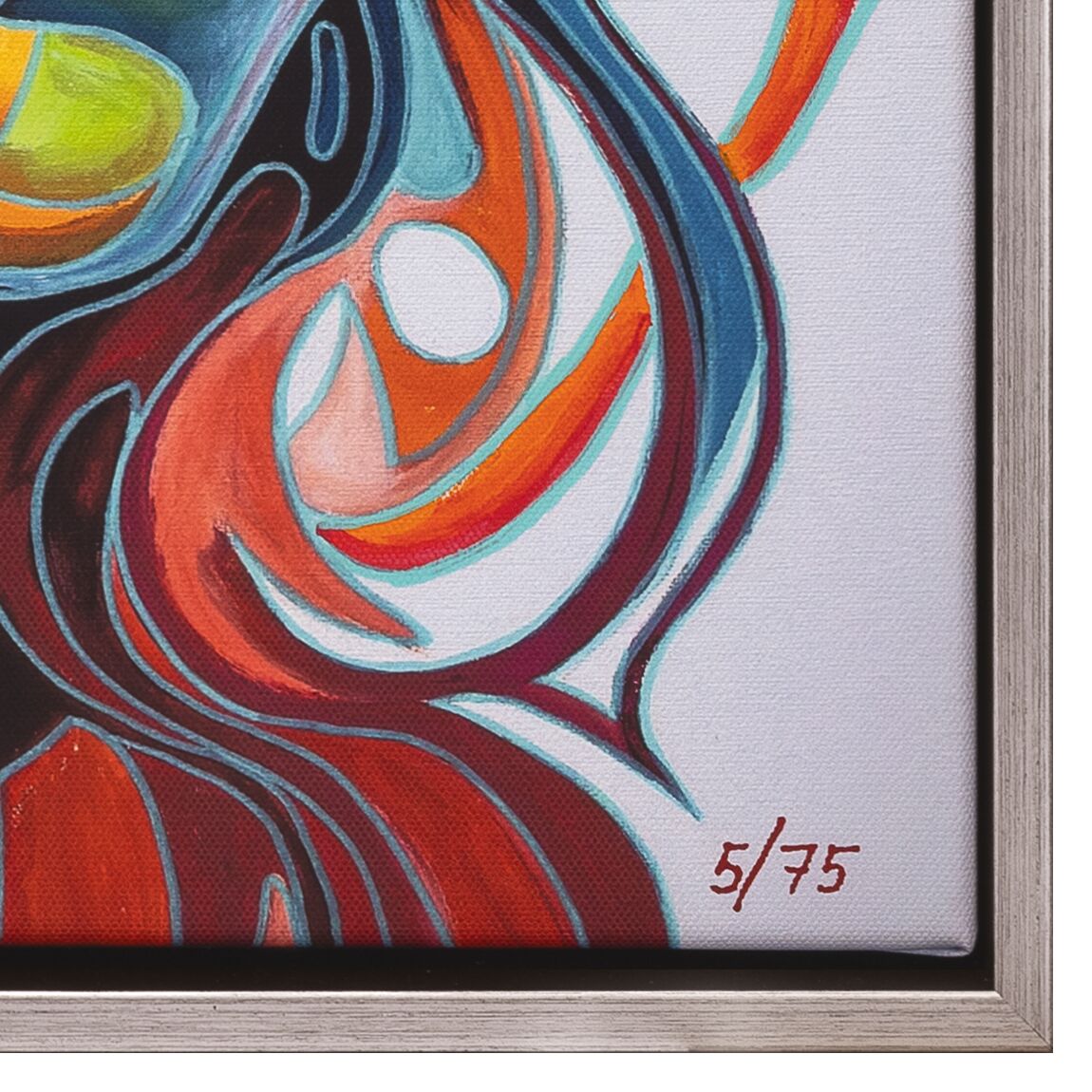 Detailausschnitt eines abstrakten Kunstwerks von Sabrina Seck mit dem Titel "Hydra XIX" (2025), gezeigt in einem Massivholzrahmen. Farbintensive geschwungene Formen in Blau, Rot, Orange, Gelb und Weiß überlagern sich auf strukturierter Leinwand, die Limitierungsnummer ist sichtbar.