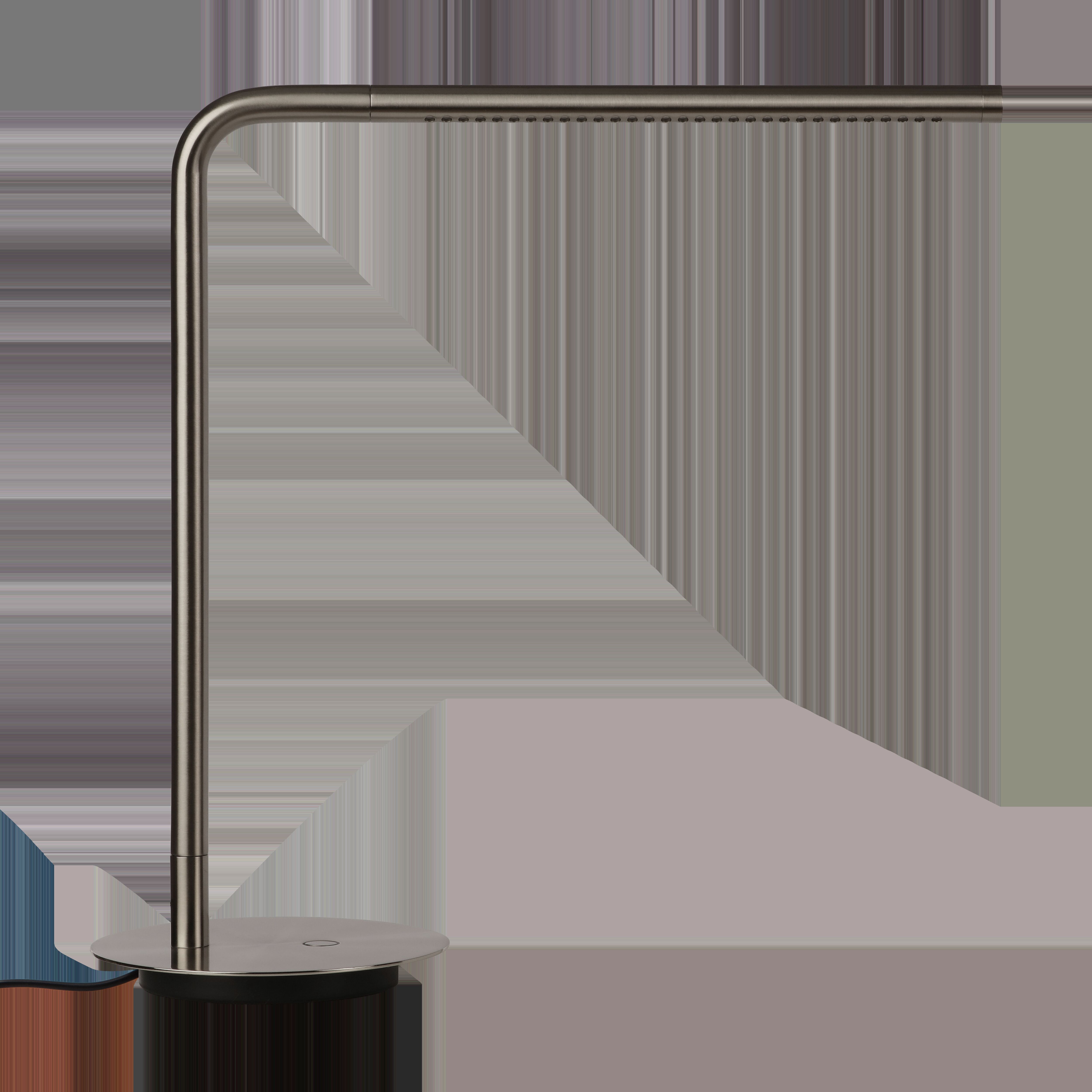 Die Abbildung zeigt eine moderne Tischleuchte vom Typ »Omni Table V2« mit einem schlanken, L-förmigen Design aus dunklem Metall auf einer runden Basis. Die minimalistische Lampe eignet sich ideal für die Beleuchtung von Arbeitsplätzen und Schreibtischen und ist mit einem Netzstecker verbunden.