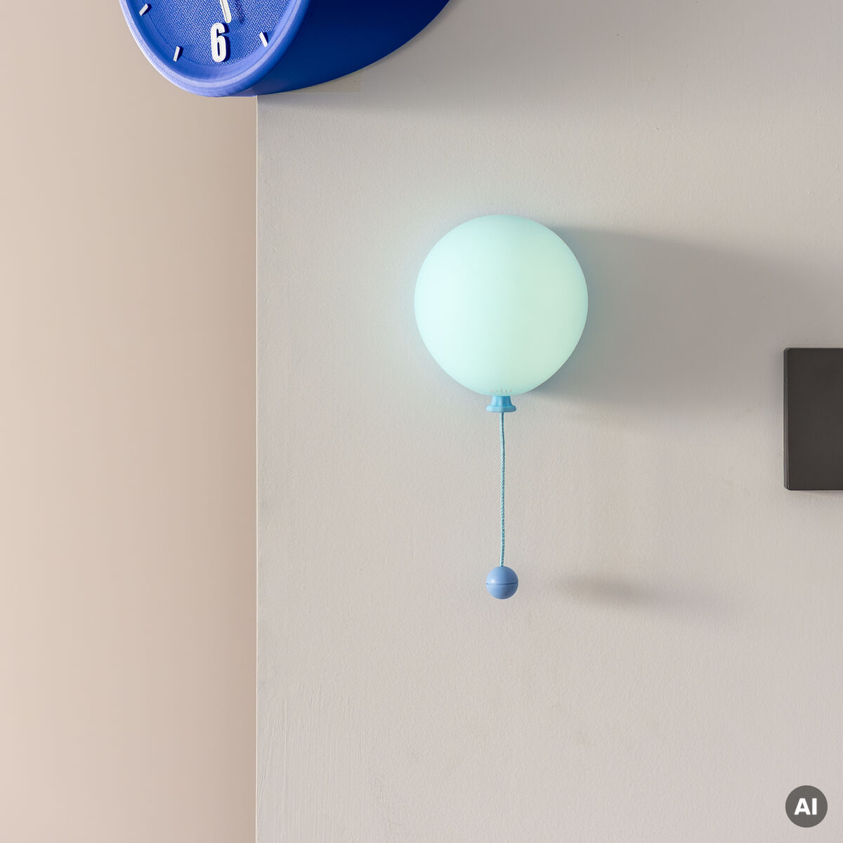 Die Leuchte »Mimo Ballon« von Gingko Design Ltd in der Farbe sky mist hängt wie ein Ballon an einer hellen Wand. Über der Lampe befindet sich eine moderne, runde, blaue Wanduhr. Das Design wirkt frisch, verspielt und eignet sich ideal als Kinderzimmerdeko.