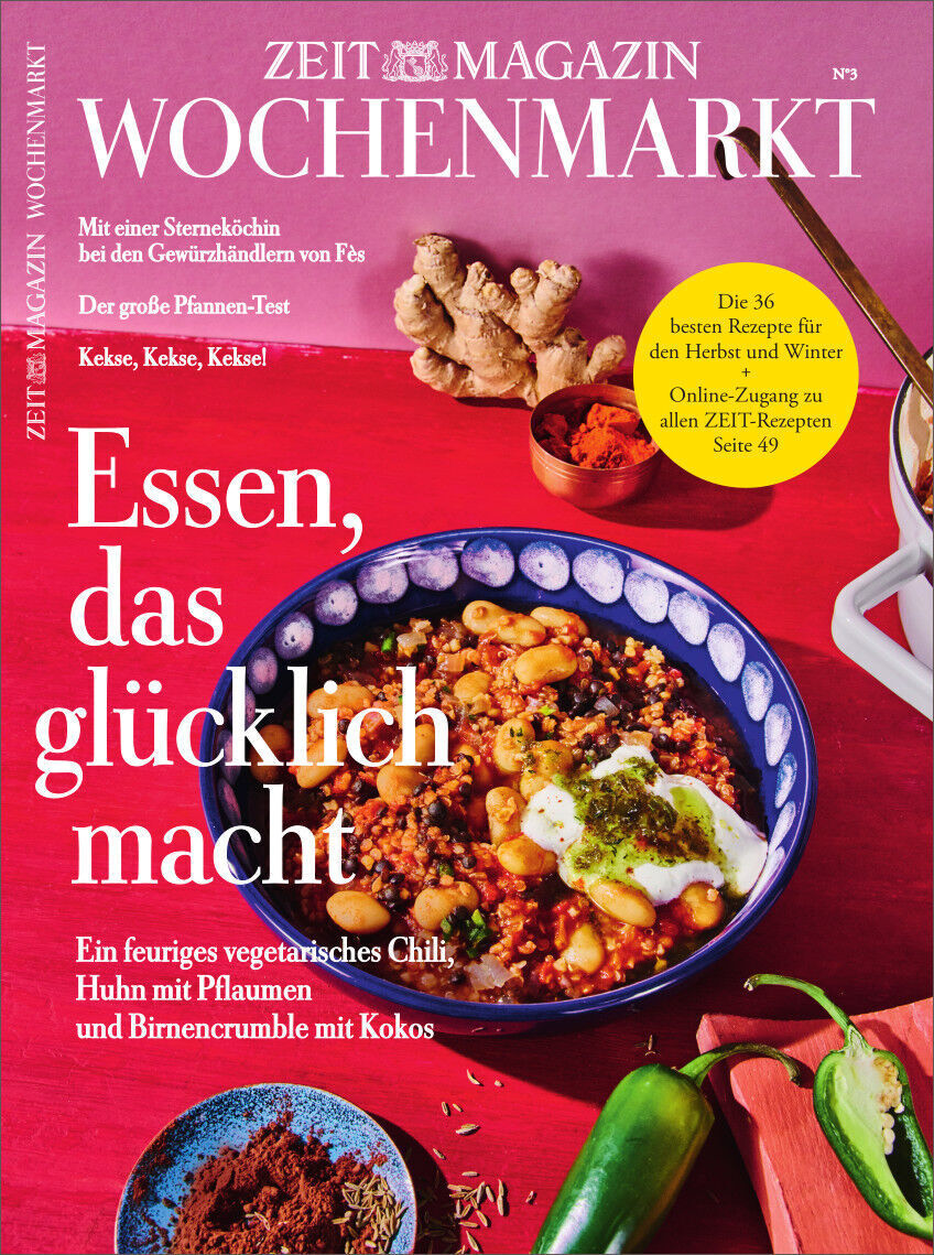 Cover des ZEITmagazin WOCHENMARKT 3/22. Es zeigt ein vegetarisches Gericht mit Chili, Huhn, Pflaumen und einem Birnencrumble mit Kokos. Das Rezept wird als „Essen, das glücklich macht“ beworben. Zubehör und Dekoration in leuchtenden Farben umrahmen das Essen.