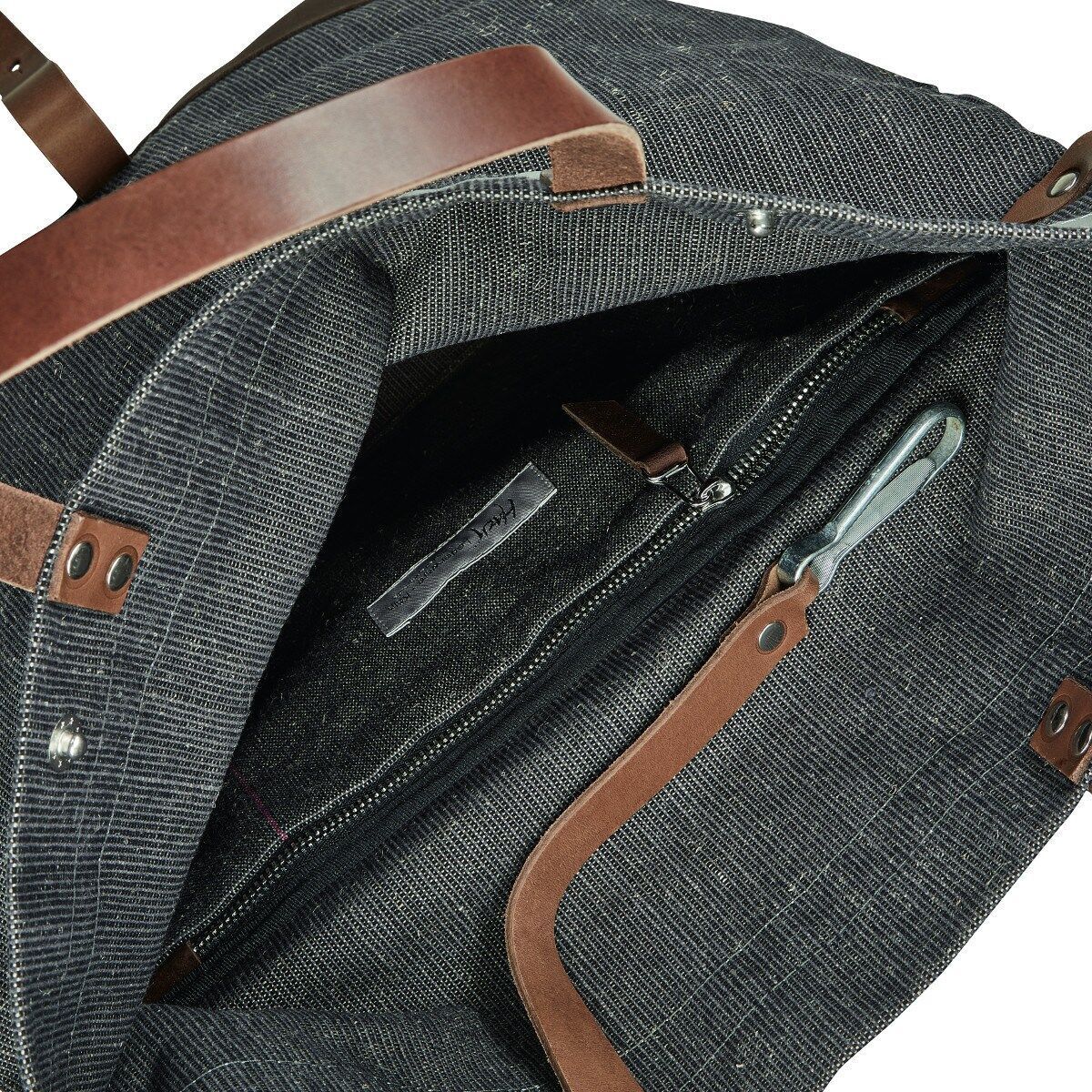 Innenansicht einer robusten Fahrrad-Tasche mit Reißverschluss. Die Tasche besteht aus dunkelgrauem, strukturiertem Material und hat braune Lederdetails. Die Naht- und Konstruktionsqualität sind gut sichtbar, was auf eine langlebige Nutzung hinweist.