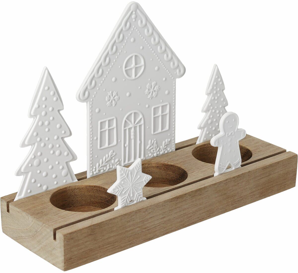 Das Lichtobjekt »Lebkuchendorf« zeigt eine dekorative Winterlandschaft mit einem weißen Lebkuchenhaus, zwei Tannenbäumen, einem Stern und einer Lebkuchenfigur aus Keramik auf einem rechteckigen Holzsockel. Die Aussparungen im Sockel dienen als Teelichthalter.