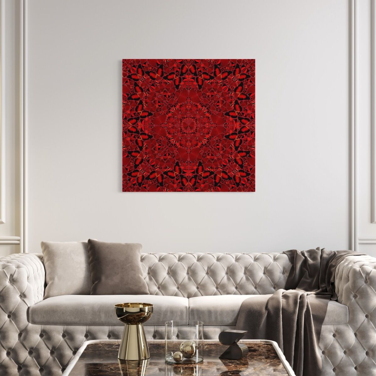 Ein modernes Kunstwerk von Damien Hirst, betitelt »Nūr Jahān« aus der Serie »The Empresses«. Das komplexe, symmetrische Muster in Rot und Schwarz zeigt ein Detail, das an Schmetterlingsflügel erinnert. Das Bild hängt an einer weißen Wand in einem eleganten Wohnzimmer mit einem hellen Sofa und einem kleinen Couchtisch.
