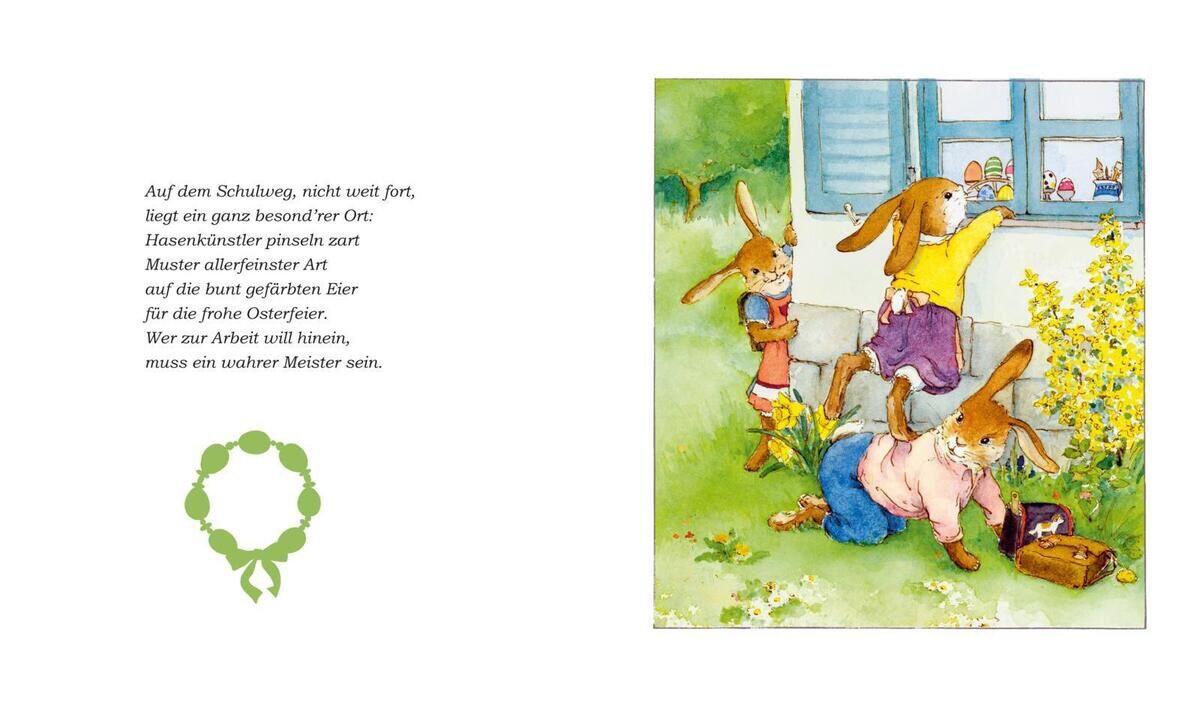 Ein bunt illustriertes Bild aus dem Kinderbuch 'Die Häschenschule: Alle Geschichten in einem Band'. Drei Hasen malen Ostereier und stehen vor einem blauen Hausfenster. Der Hintergrund zeigt eine grüne Wiese und gelbe Blumen.