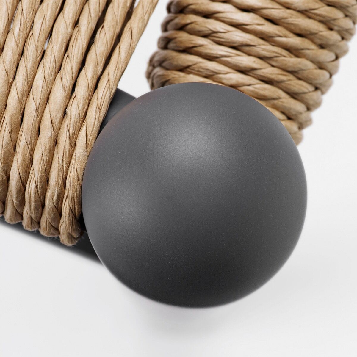 Nahaufnahme des Sonderedition Stuhls CH24 Soft von Carl Hansen, zeigt detaillierte Flechtarbeiten und einen mattschwarzen Teil des Gestells.