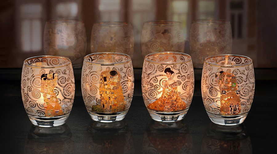Vier Glaswindlichter mit goldfarbenen Kunstmotiven von Gustav Klimt, darunter Figuren und Muster