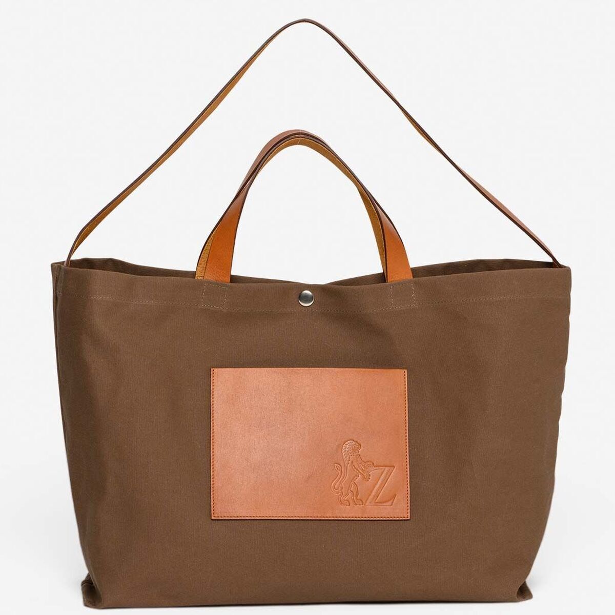 Eine Jubiläums-Markttasche aus braunem Stoff mit hellen Lederdetails und braunen Griffen im minimalistischen Design.