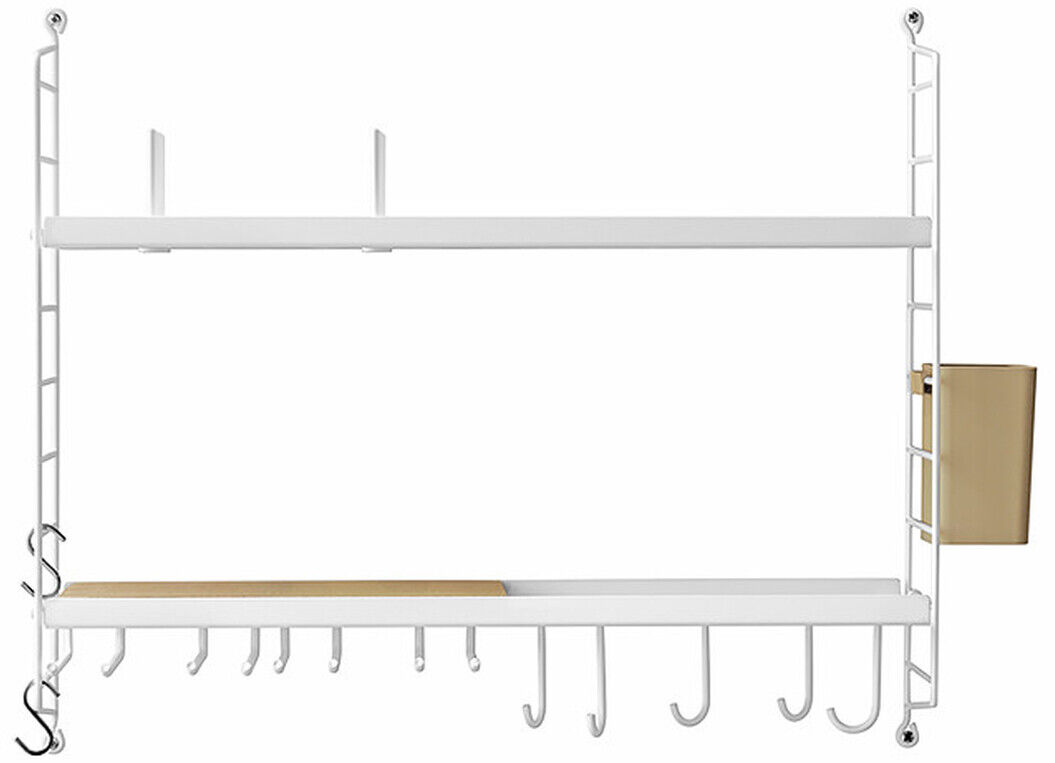 Das Bild zeigt ein String Küchenregal an einer weißen Wand. Das Regal besteht aus einem metallischen Rahmen in Weiß mit Holzdetails. Es hat eine modulare Struktur mit mehreren Haken unten und einer Holzbox an der Seite.