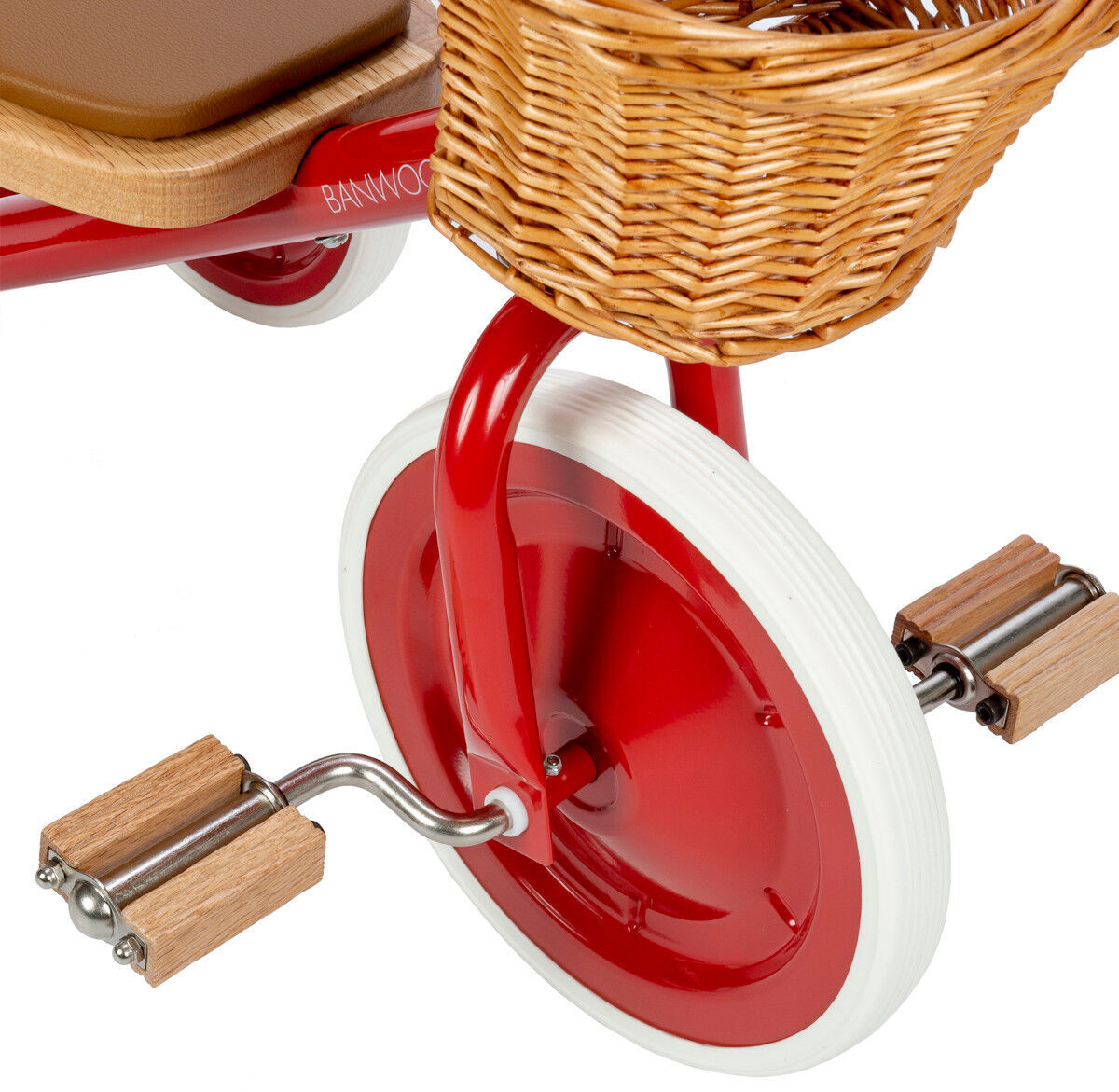 Ein Retro-Dreirad mit roten Rädern und Holzpedalen. Ein brauner Korb ist vorne am Dreirad befestigt. Ideal für Kinder zum Spielen.