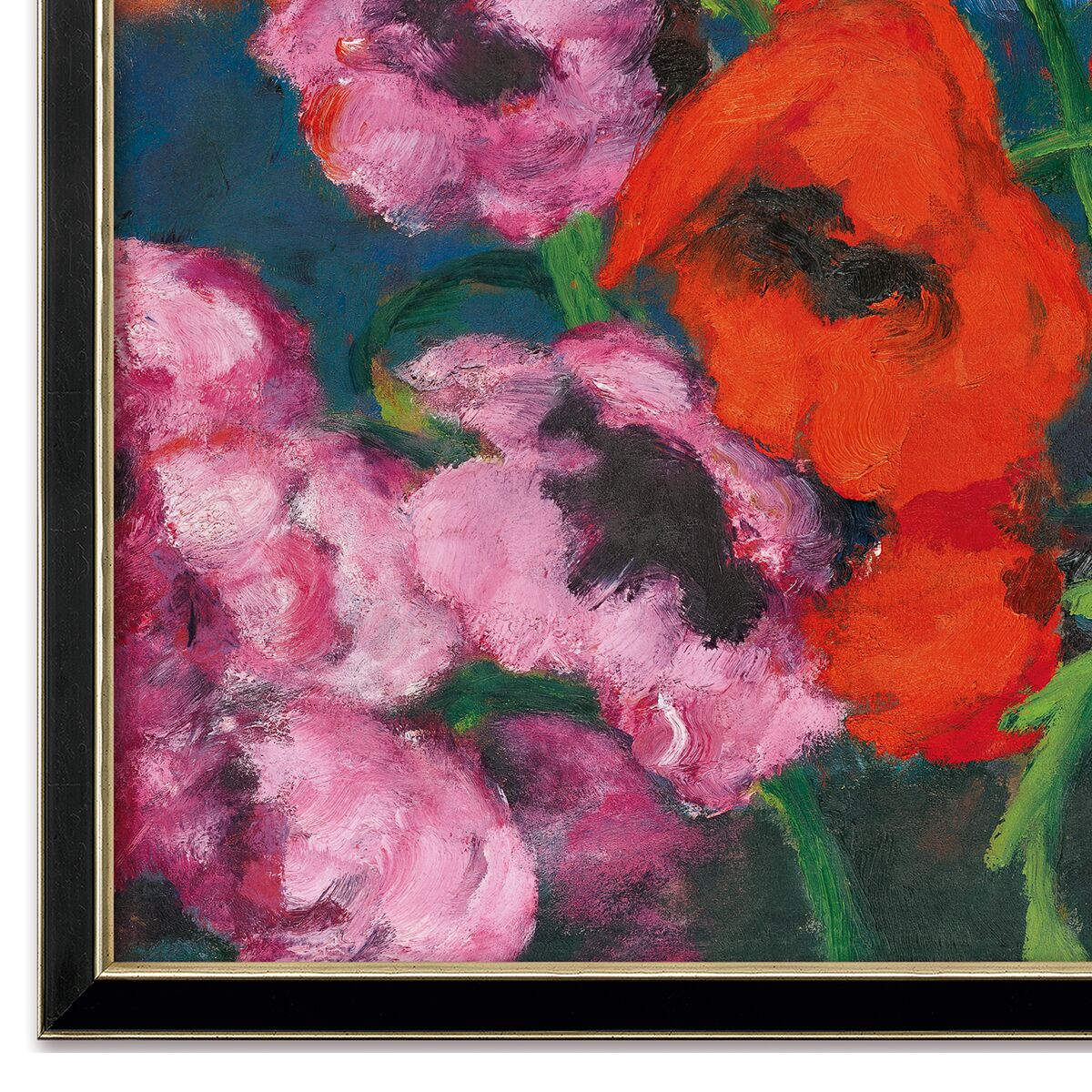 Detailreicher Kunstdruck von Emil Nolde „Großer Mohn (Rot, Rot, Rot)“ von 1942, zeigt leuchtend rote und pinke Mohnblüten mit dunklen Akzenten auf grünlichem Hintergrund. Schwarze, silberfarbene Massivholzrahmung, hochwertige Leinwandreproduktion.