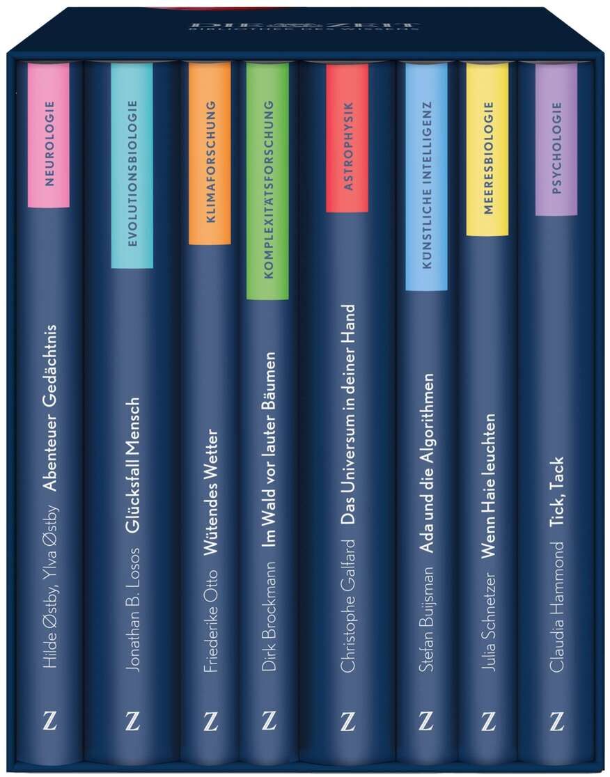 Das Bild zeigt die ZEIT-Edition »Bibliothek des Wissens«, eine Sammlung von acht Büchern in verschiedenen Farben, die in einem blauen Schuber präsentiert werden. Die Titel der Bücher decken verschiedene Wissensthemen ab.