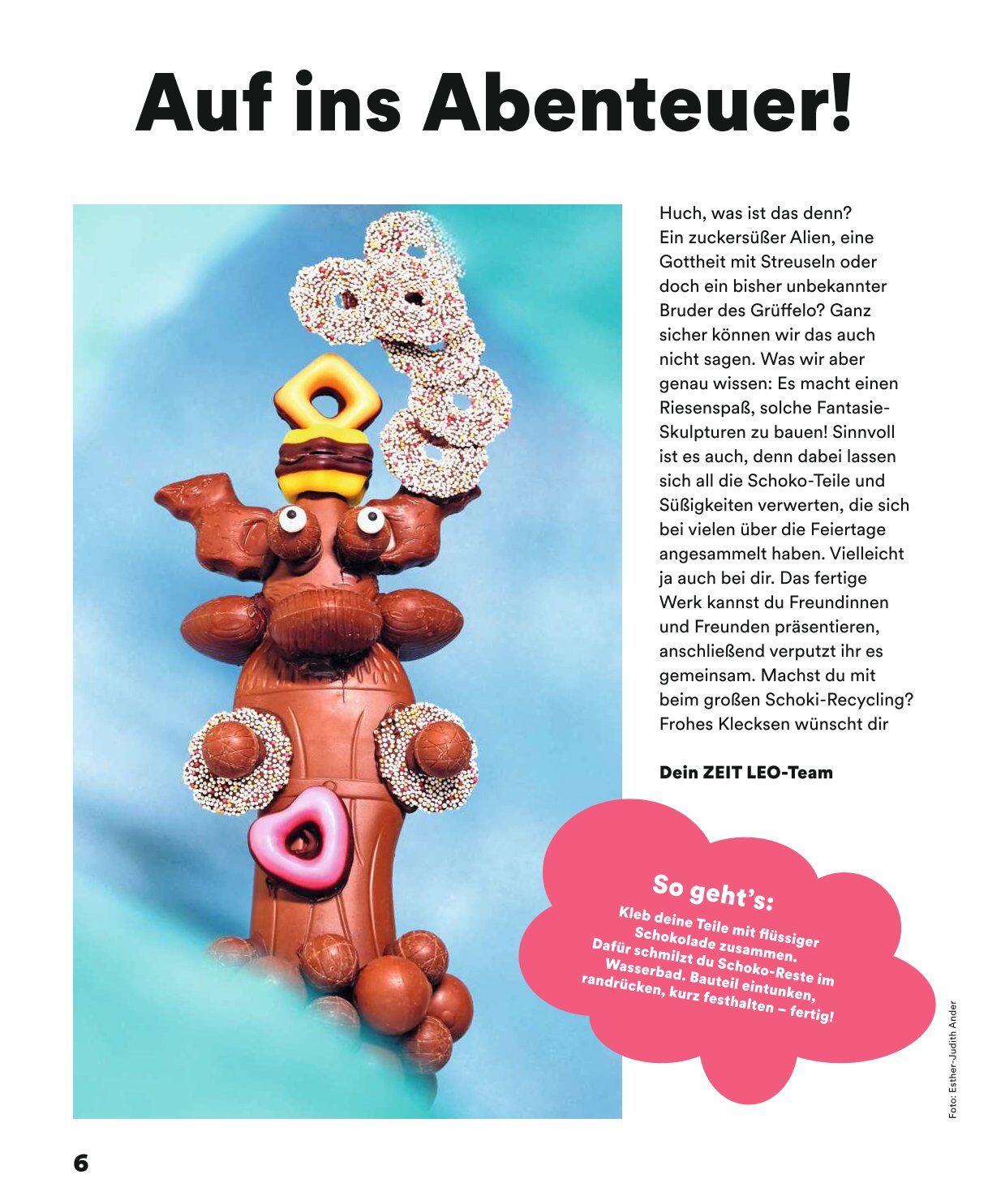 Auf einer türkisfarbenen Seite ist eine kreative Skulptur aus verschiedenen Schokoladenteilen und Süßigkeiten abgebildet, die wie ein fantasievolles Wesen aussieht. Darüber steht groß „Auf ins Abenteuer!“. Unten ist ein pinkes Textfeld mit Basteltipp. Die Seite ist bunt und kindgerecht gestaltet.