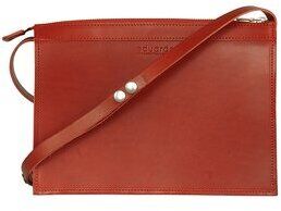 Eine rotbraune Lederhandtasche der Marke »Näver« mit einem Schultergurt und minimalistischen Details.