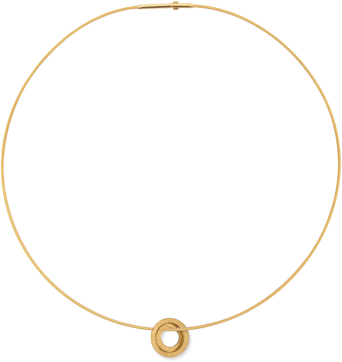 Goldene Halskette mit ringförmigem Silberanhänger. Minimalistisches Design und stilvoller Schmuckakzent.