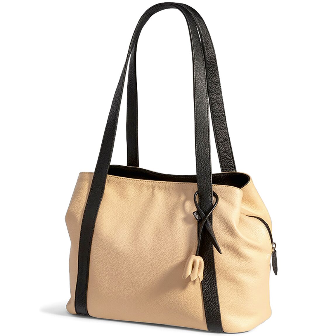 Eleganter Shopper aus cremefarbenem Leder mit strukturiertem Material, langem Henkeln in Kontrastfarbe Schwarz und abgerundeter Form. Schwarze Lederbänder laufen dekorativ an Vorder- und Rückseite entlang, kleines Lederdetail an der Seite, Reißverschluss sichtbar. Tasche steht auf hellem Untergrund.