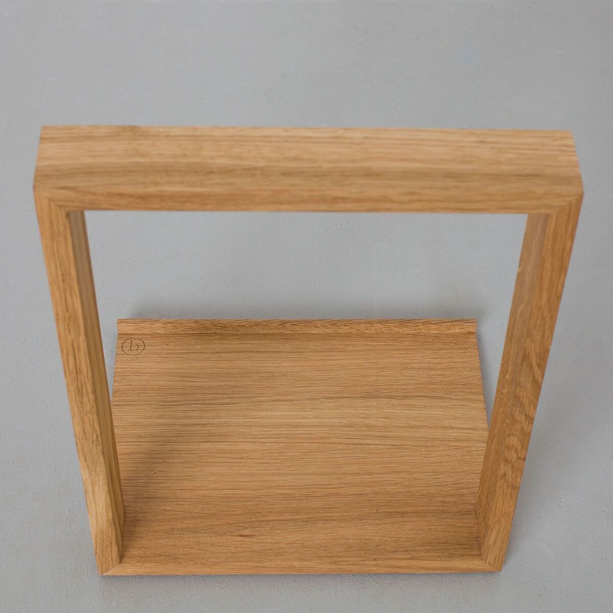 Ein minimalistischer, aus hellem Holz gefertigter Plattenständer, der zur Aufbewahrung von Vinylplatten dient. Das Design ist schlicht und funktional, ideal für Musikliebhaber und Sammler.