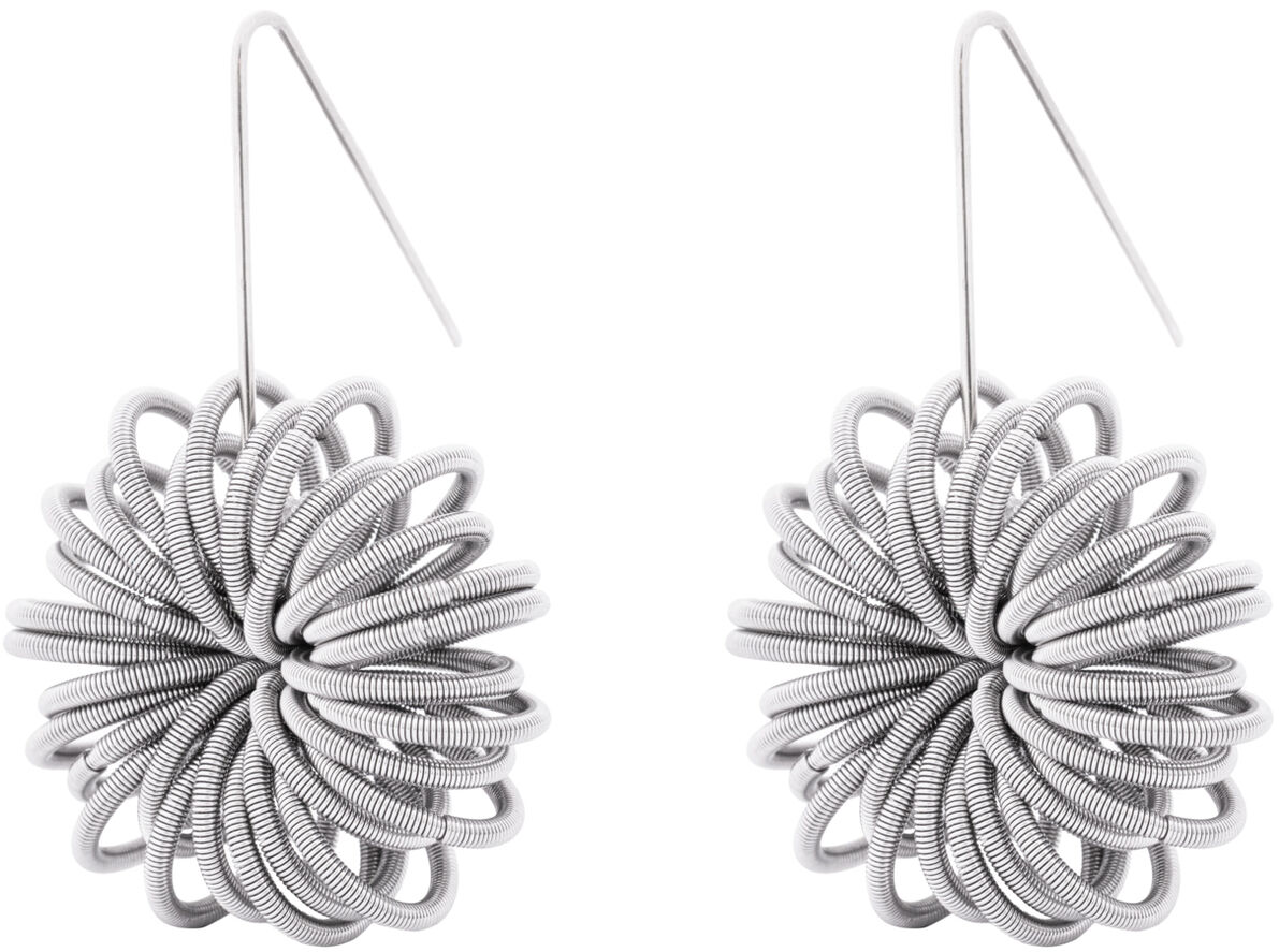Zwei silberfarbene Ohrringe der Marke la molla, Modell „No.1 Steel“, wirken floral und modern. Sie bestehen aus feinen, kreisförmig angeordneten Edelstahlfedern. Die filigranen Spiralen und das edle Material verleihen ihnen eine leichte, architektonische Ausstrahlung.