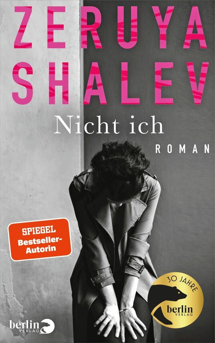 Das Bild zeigt das Buchcover von 'Nicht ich', geschrieben von Zeruya Shalev, herausgegeben vom Berlin Verlag. Das Cover zeigt eine tief in Gedanken versunkene Frau, die den Kopf nach unten hält. Der Titel des Buches und der Name der Autorin sind in pinkfarbenen Großbuchstaben geschrieben. Auf dem Cover befinden sich außerdem Aufkleber mit 'SPIEGEL Bestseller-Autorin' und '30 Jahre berlin Verlag'.