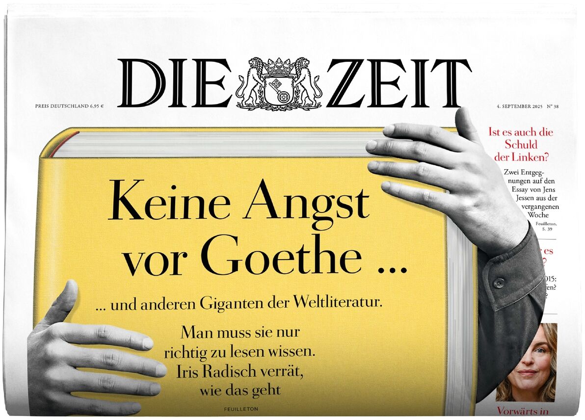 Titelblatt der deutschen Wochenzeitung DIE ZEIT, Ausgabe 38/2025, mit dem Hauptthema 'Keine Angst vor Goethe ...' und einem großen gelben Buch, das von zwei Händen gehalten wird. Im Hintergrund sind weitere Zeitungsinhalte und ein Porträtfoto sichtbar.