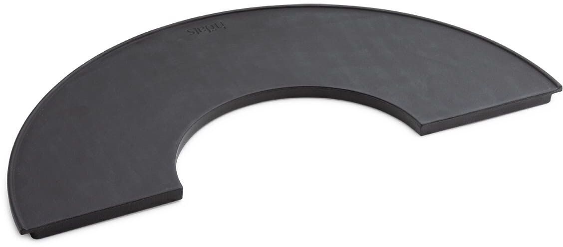 Halbrunde Grillplatte aus schwarzem Gusseisen mit glatter Oberfläche, speziell für das Outdoor-Kochen entwickelt.