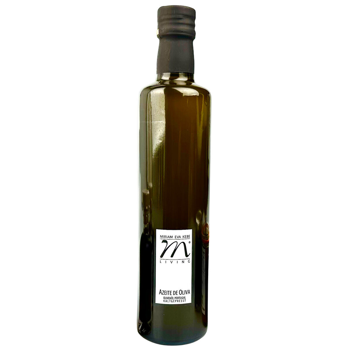 Eine große, dunkelgrüne Olivenölflasche mit schwarzem Schraubverschluss steht aufrecht. Das weiße Etikett zeigt den Produktnamen 'Azeite de Oliva' und das Kebe Living Logo. Die Flasche wirkt elegant und hochwertig; sie reflektiert Licht und eignet sich als Geschenk für Genießer.