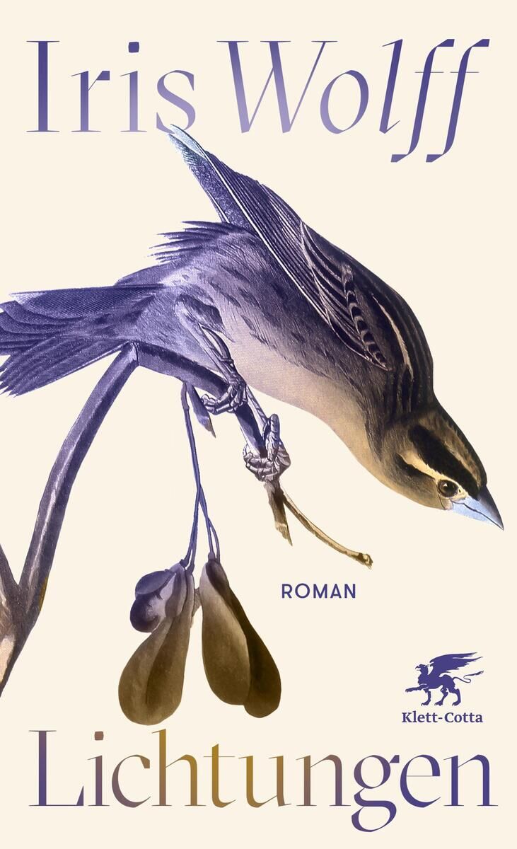 Buchcover von 'Lichtungen' von Iris Wolff. Ein detailliert gezeichneter Vogel und Zweige sind auf einem beigen Hintergrund abgebildet. Der Name der Autorin und der Titel sind in Blau geschrieben, das Logo des Verlags Klett-Cotta ist ebenfalls sichtbar.