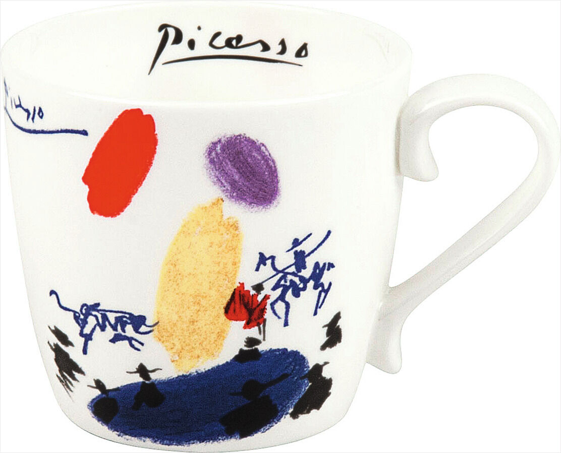 Eine weiße Tasse mit abstrakten bunten Zeichnungen und einer Signatur von Pablo Picasso. Das Design zeigt rote, lila, gelbe und blaue Farbtupfer sowie schwarze Striche.