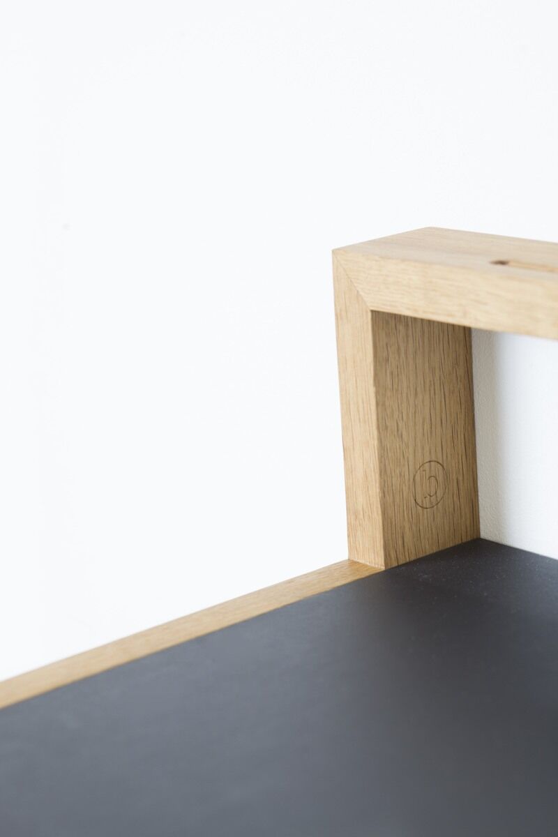 Ablagebord 'buck' in Anthrazit mit minimalistischen Holzdetails. Modernes Design, ideal für Wohnzimmer, Schlafzimmer oder Büro.