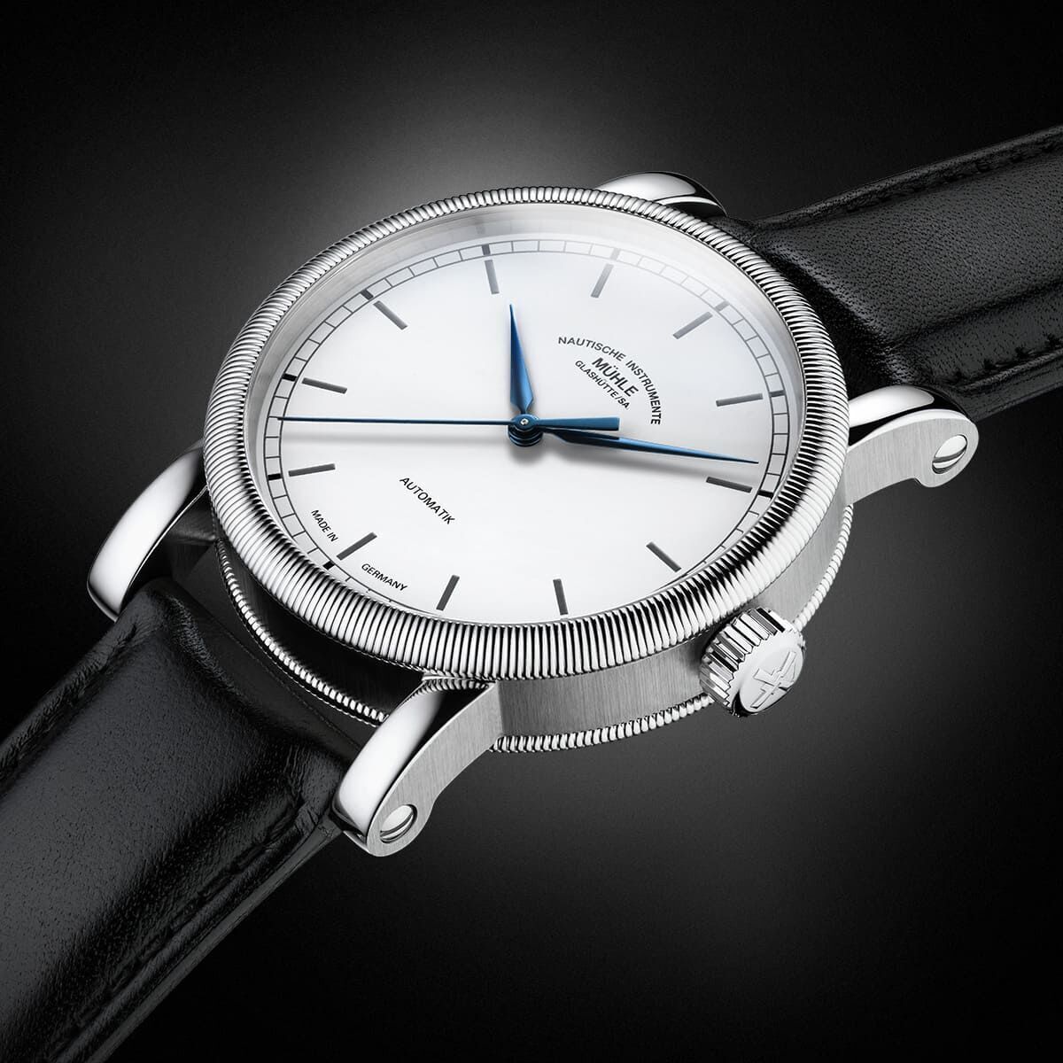 Elegante Herrenuhr der ZEIT-Sonderedition »Teutonia III Automatik«. Weißes Zifferblatt mit blauen Zeigern und silbernen Details. Lederarmband in Schwarz. Edelstahlgehäuse. Stilvolles und minimalistisches Design.