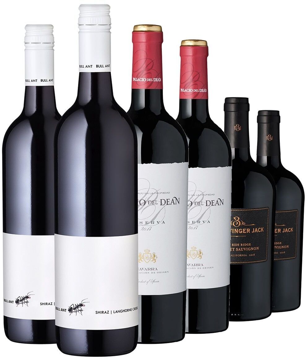 Eine Auswahl an sechs Flaschen Rotwein aus der ZEIT-Selektion Winterweine. Die Flaschen haben verschiedene Etiketten in Rot, Weiß und Schwarz mit goldenen Details. Perfekt für Festlichkeiten und als Geschenkidee.