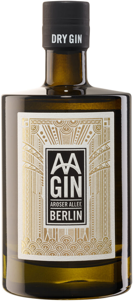 Eine Flasche »AAGIN« Dry Gin mit kunstvoll verzierten goldenen und schwarzen Etikett. Der Flaschenverschluss ist schwarz mit der Aufschrift 'DRY GIN'.