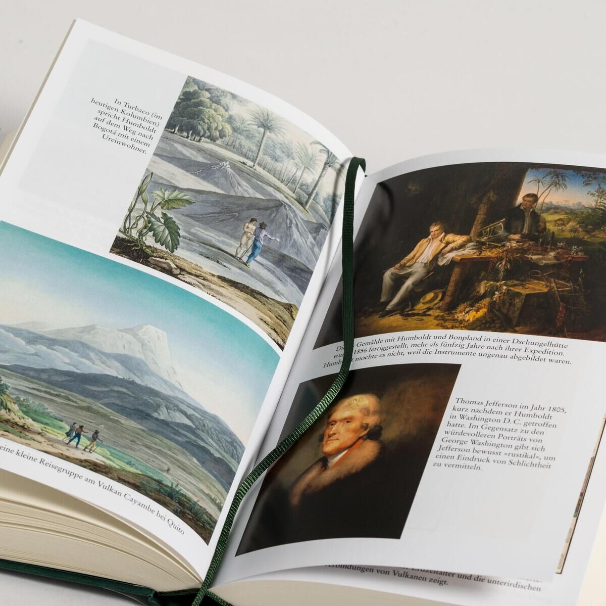 Ein aufgeschlagenes Buch mit verschiedenen illustrativen Bildern, darunter Porträts und Landschaften, begleitet von Text. Das Buch handelt von Alexander von Humboldt und seiner Erforschung der Natur.