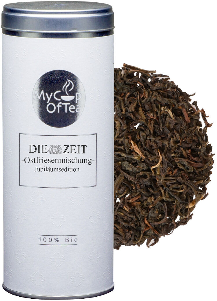 Eine weiße Teedose der ZEIT Jubiläumsedition mit dem Aufdruck 'Ostfriesenmischung' und '100% Bio' neben einer Portion losen Teeblättern.
