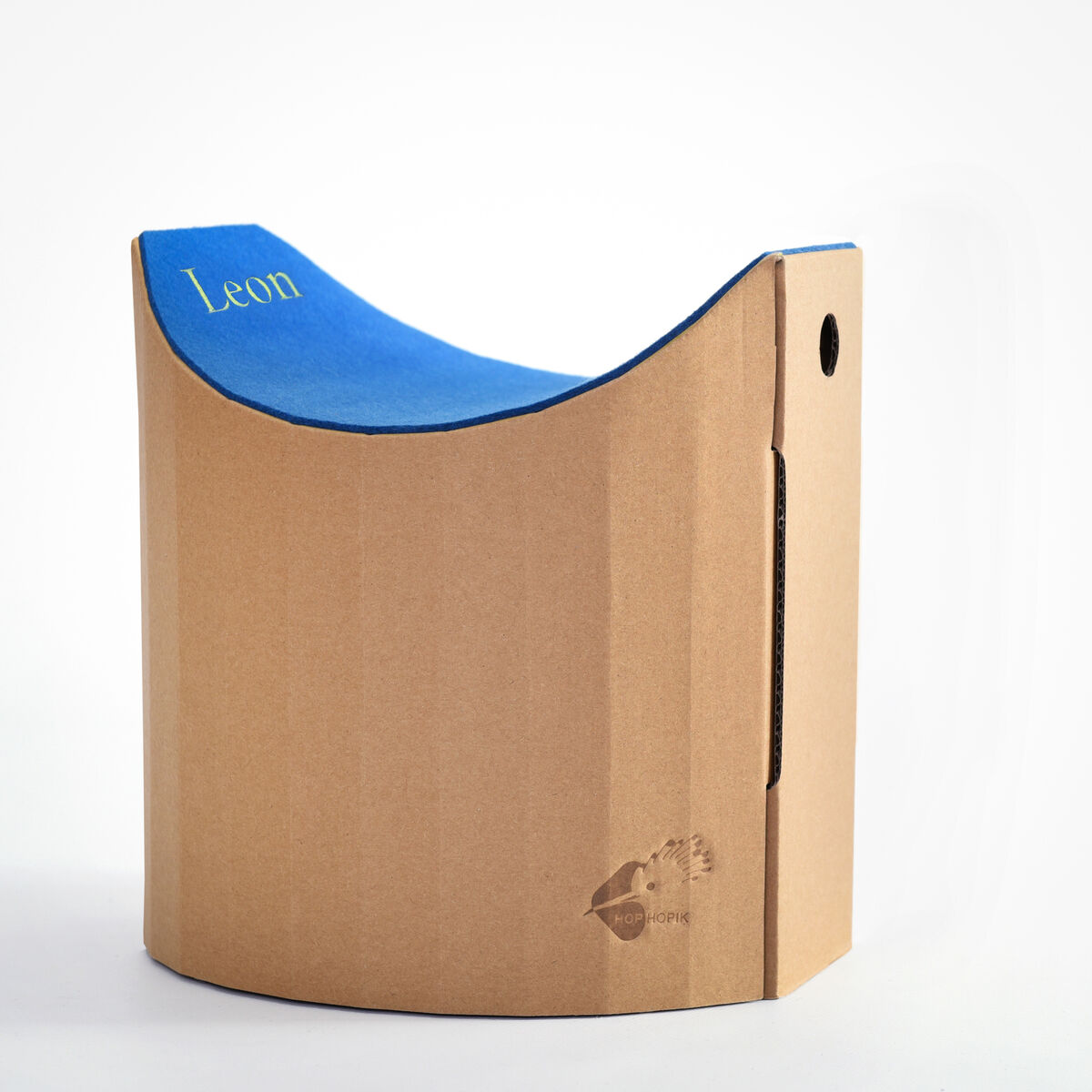 Ein Papphocker-Modell namens »Lollo« mit einer blauen Sitzfläche. Die Seiten sind aus recyceltem Karton. Links oben ist der Name
