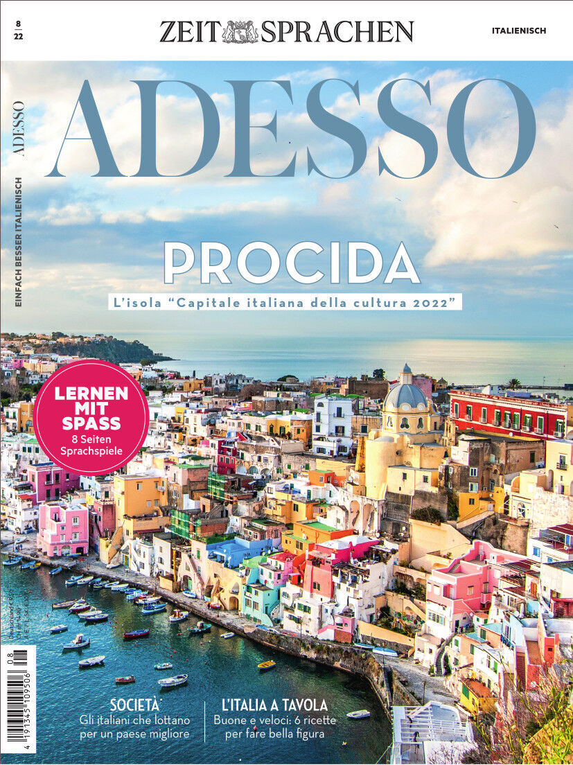 Titelbild der Zeitschrift 'Adesso' Ausgabe 08/2022, zeigt die bunte Küstenstadt Procida in Italien und bewirbt das Erlernen der italienischen Sprache mit kulturellen und gesellschaftlichen Artikeln.