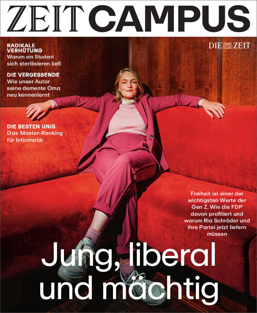 Das Cover des Magazins ZEIT CAMPUS 1/22 zeigt eine Frau in einem rosa Anzug, die auf einem roten Sofa sitzt. Oben stehen die Hauptüberschriften wie 'Radikale Verhütung', 'Die Vergessene', und 'Die besten Unis'. Unten befindet sich der Titel 'Jung, liberal und mächtig'.