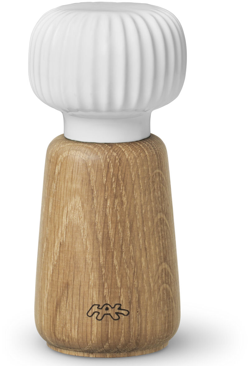 Die Abbildung zeigt eine stilvolle Gewürzmühle der Serie »Hammershøi« mit einem hellen Holzfuß und einem weißen, geriffelten Keramikdeckel. Das minimalistische und moderne Design macht das Küchenaccessoire zu einem eleganten Blickfang für jede Tischdekoration.