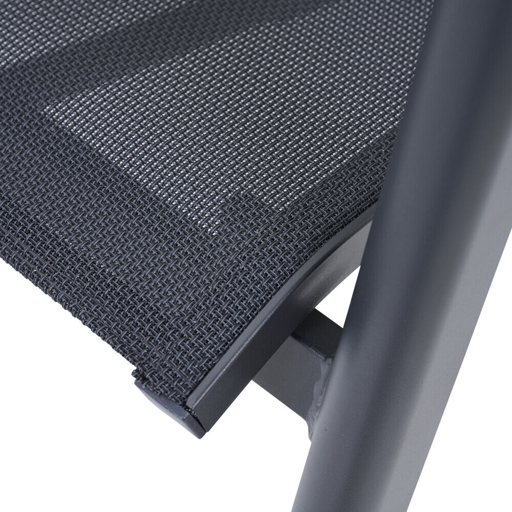 Nahaufnahme eines Sessels mit modernem Design und Metallrahmen in Grau und Schwarz. Der Stoff ist engmaschig und zeigt ein robustes, wetterfestes Material.